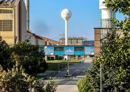 Parte de la planta de vidrio de Saint-Gobain en la zona de La Maruca, en Avilés.