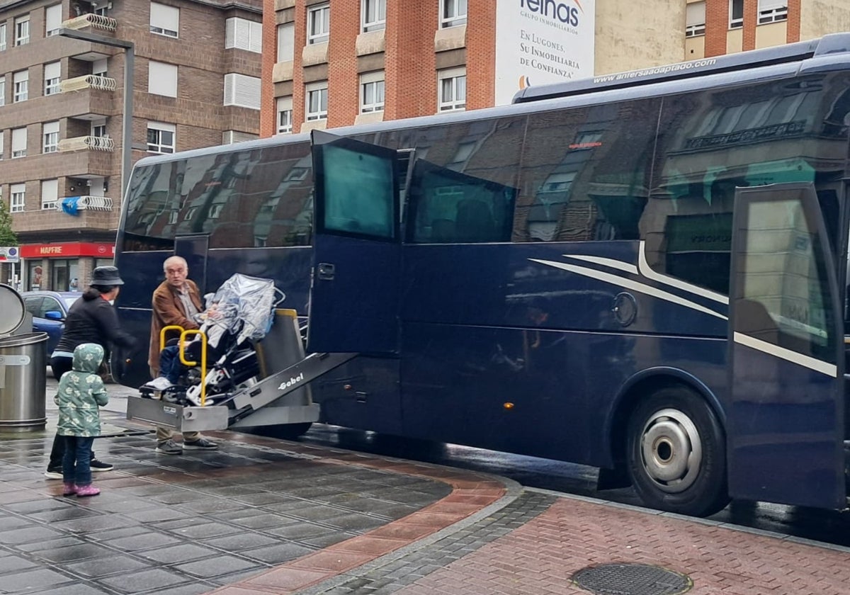 Padres de Lugones piden mejorar el transporte escolar de niños con necesidades especiales