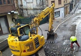 Trabajos de eliminación de adoquines en la calle padre Valdés