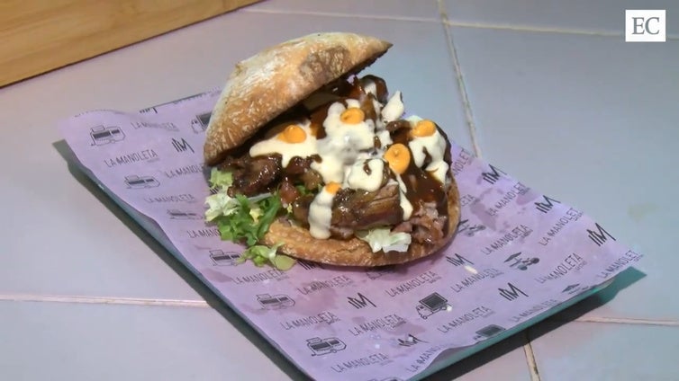 Así se hace el mejor bocata de Asturias, el pepito de costilla de cerdo ibérico de La Manoleta