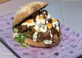 Así se hace el mejor bocata de Asturias, el pepito de costilla de cerdo ibérico de La Manoleta