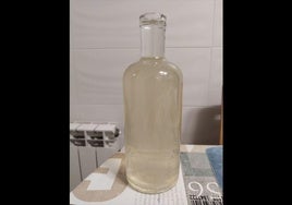 Agua recogida este jueves por un vecino de Espiniella.