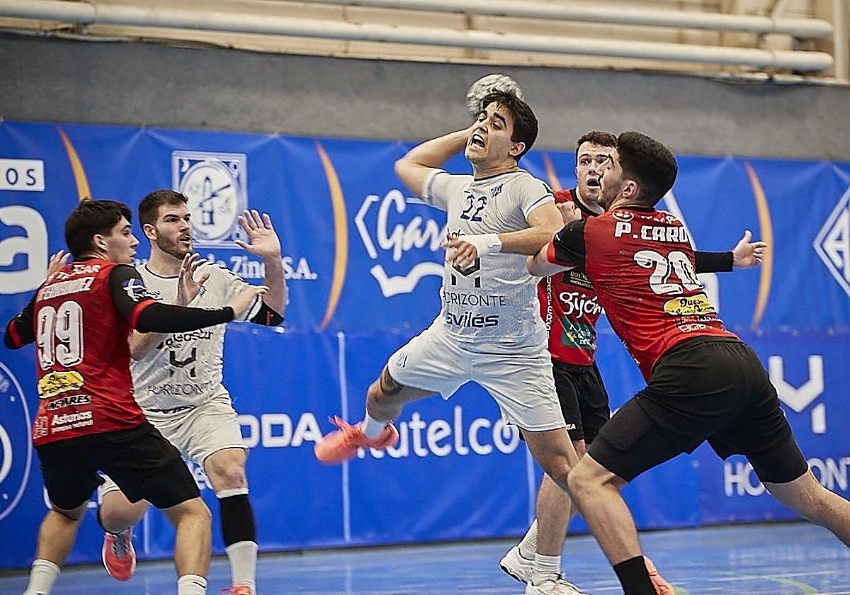 Aitor ejecuta un lanzamiento en el derbi frente al Jovellanos la pasada temporada.