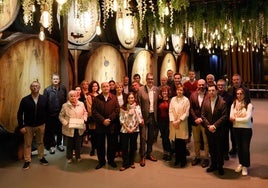 Los participantes en la asamblea de Atlantic Cities con la alcadesa de Gijón, anoche, en una espicha.