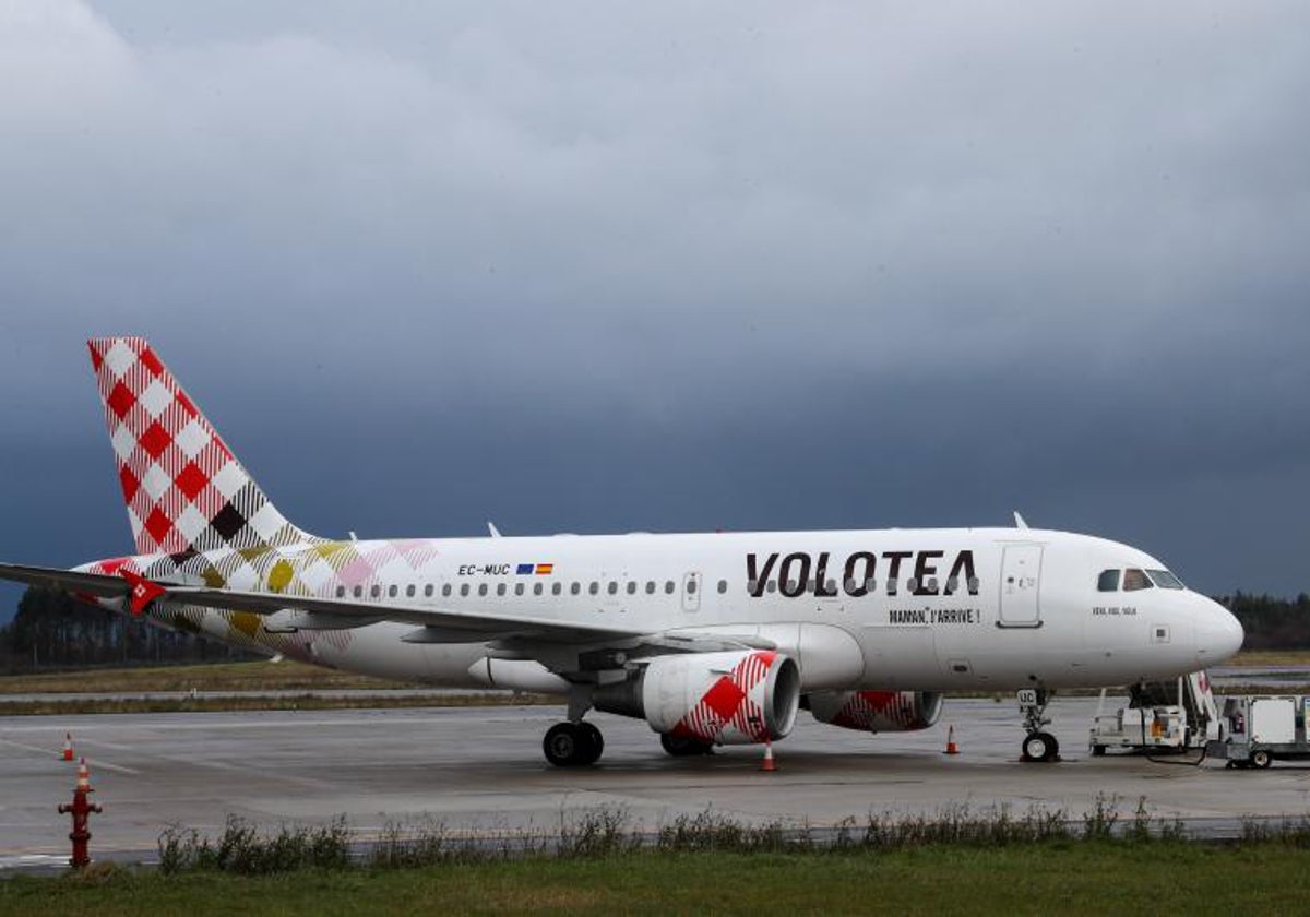 Una aeronave de Volotea estacionada en la plataforma del aeropuerto de Asturias.
