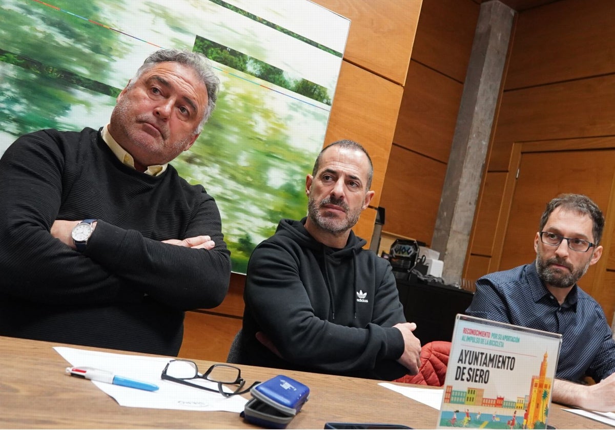 El edil Alejandro Villa; el alcalde de Siero, Ángel García; y David Llanos, técnico municipal.