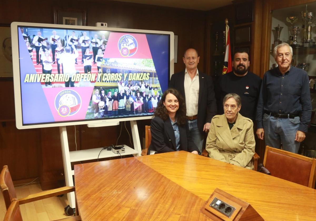 Tasio del Regero, Pablo Camblor, Miguel Alonso Ponga, María Jesús Piñera y Marina Fernández en la presentación de las actividades de Coros y Danzas y el Orfeón por sus respectivos aniversarios.