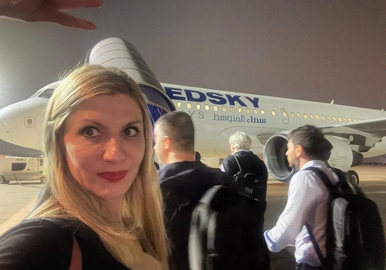 Begoña Costales, a las diez de la noche, embarcando en el avión que sacó a los españoles de Libia