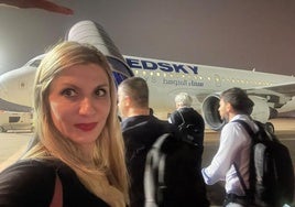 Begoña Costales, a las diez de la noche, embarcando en el avión que sacó a los españoles de Libia