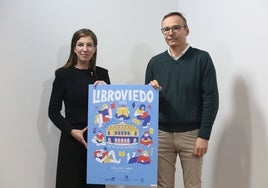 La edil Lourdes García y el presidente de LibrOviedo, Enrique Maradona, con el cartel de la feria.