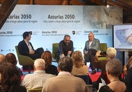 Luis Rodríguez-Ovejero, Manuel Hernández (moderador) y Laudelino Alperi, en la charla.