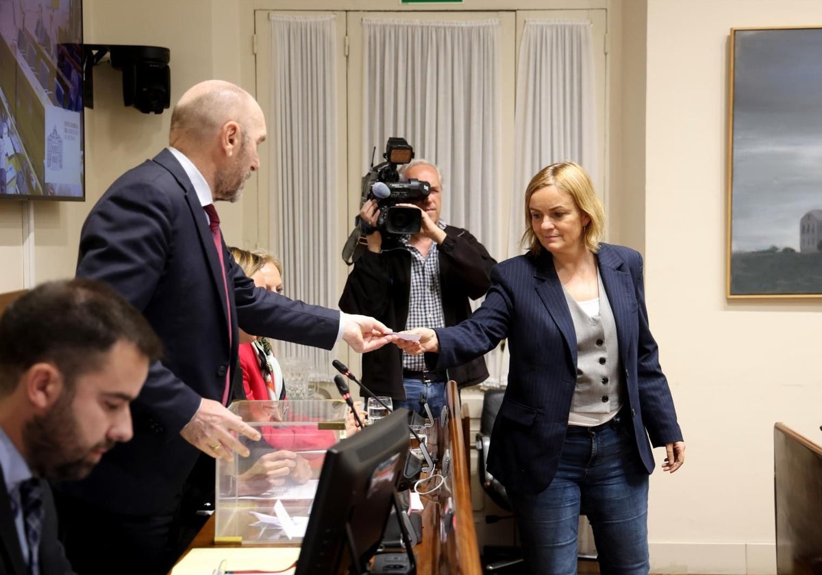 Covadonga Tomé, durante la votación en urna para elegir la presidencia de la comisión.