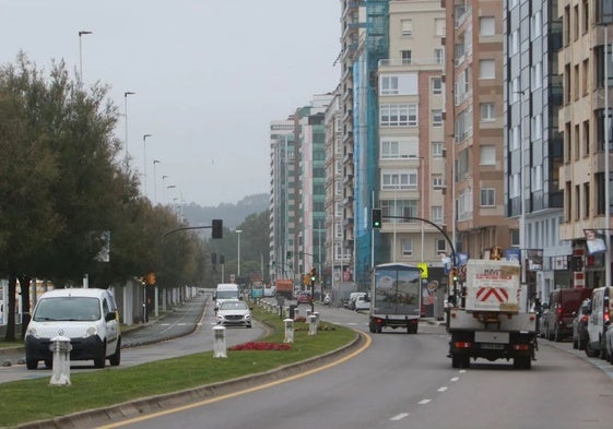 Vehículos circulando por el paseo del Muro, en Gijón.