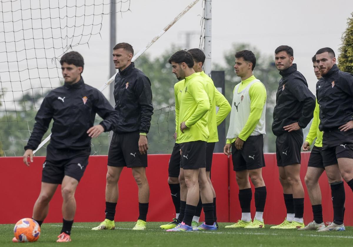Los futbolistas del Sporting se ejercitaron en Mareo antes de poner rumbo a Málaga.