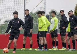 Los futbolistas del Sporting se ejercitaron en Mareo antes de poner rumbo a Málaga.