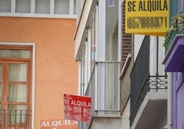 Carteles de alquiler de viviendas.