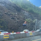 La retroexcavadora interviniendo esta mañana en la zona del argayo para formar el muro de contención previo a la demolición de la parte alta de la ladera.