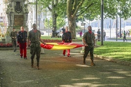 Arriado de la bandera que ondeaba frente a la escultura de Pedro Menéndez.