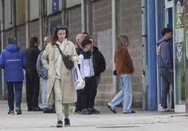 Los aficionados del Real Avilés continuaron con la compra de entradas desde primera hora del viernes, aunque ya con menos colas.