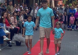 Desfile benéfico en la calle Manuel Pedregal, en Grado