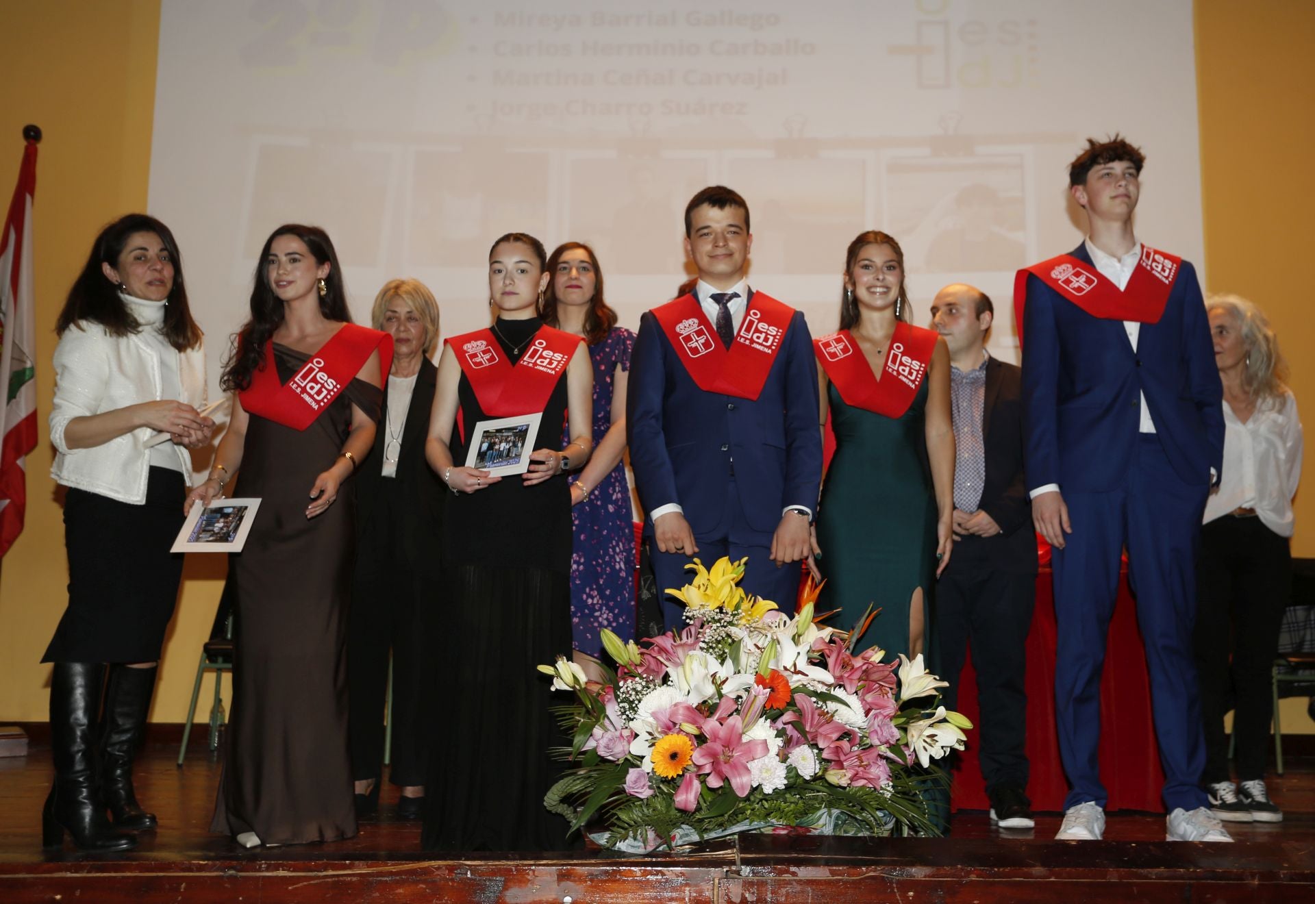 135 alumnos del IES Doña Jimena se graduaron este viernes
