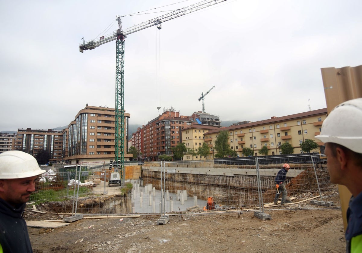 En construcción el último edificio de la losa de FEVE de Oviedo casi tres décadas después