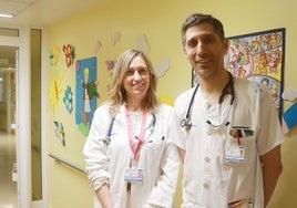 Álvarez Caro y García González, en el área de Pediatría del Hospital de Cabueñes.