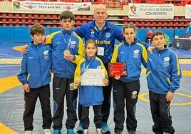 Óscar Fernández, con sus pupilos en el Campeonato de España sub 13 de luchas olímpicas.