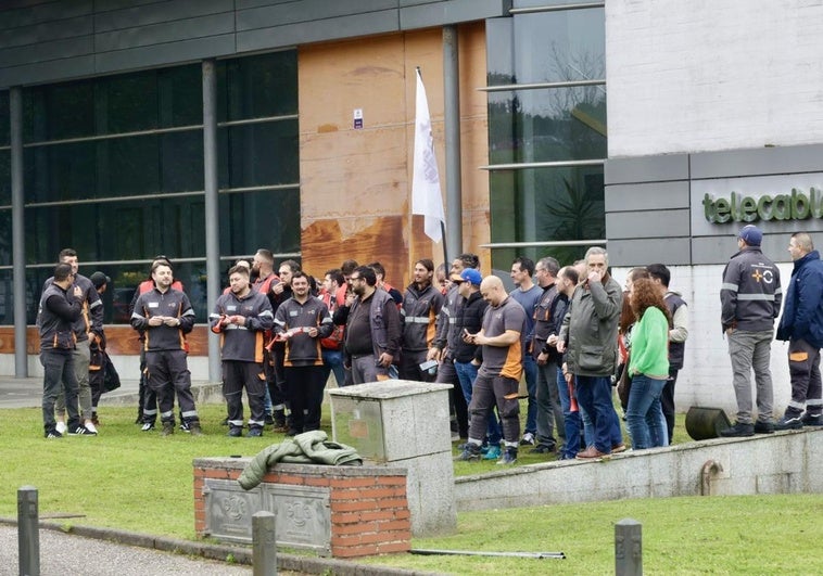 La plantilla de Zener protagoniza una protesta por las calles de Gijón