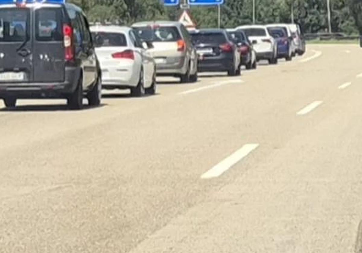 Arde un camión en la A-8 a la altura de San Andrés de los Tacones