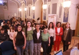 Eva González, Laura Álvarez, Sofía Bocanument y Sara Váquez, alumnas premiadas con el trabajo sobre Alejandro Casona; con la directora del instituto, Raquel Álvarez, la edil Monserrat López Moro y la premiada en investigación Irene Díaz, antes de la entrega, en el Antiguo Instituto.