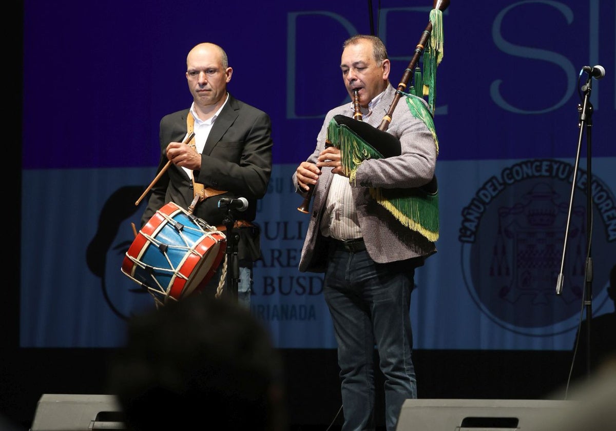 El gaitero Valentín Fuente y el tamborilero Raúl Gutiérrez abren el certamen sierense.