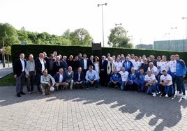 Veteranos del Oviedo y la selección eslovaca acompañaron a la novia del jugador.