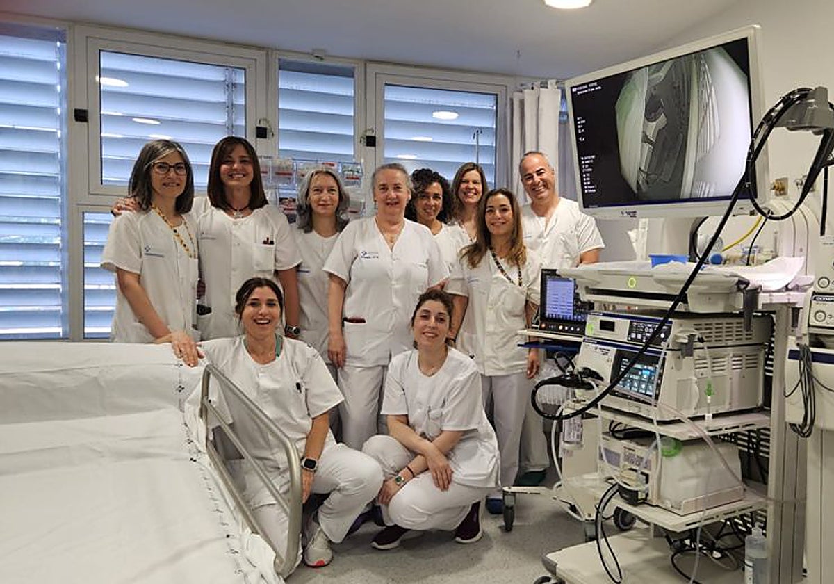 Profesionales del servicio de Digestivo, con su jefe José Pérez Pariente a la cabeza, en la nueva sala de endoscopias de Cabueñes.