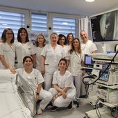 Profesionales del servicio de Digestivo, con su jefe José Pérez Pariente a la cabeza, en la nueva sala de endoscopias de Cabueñes.