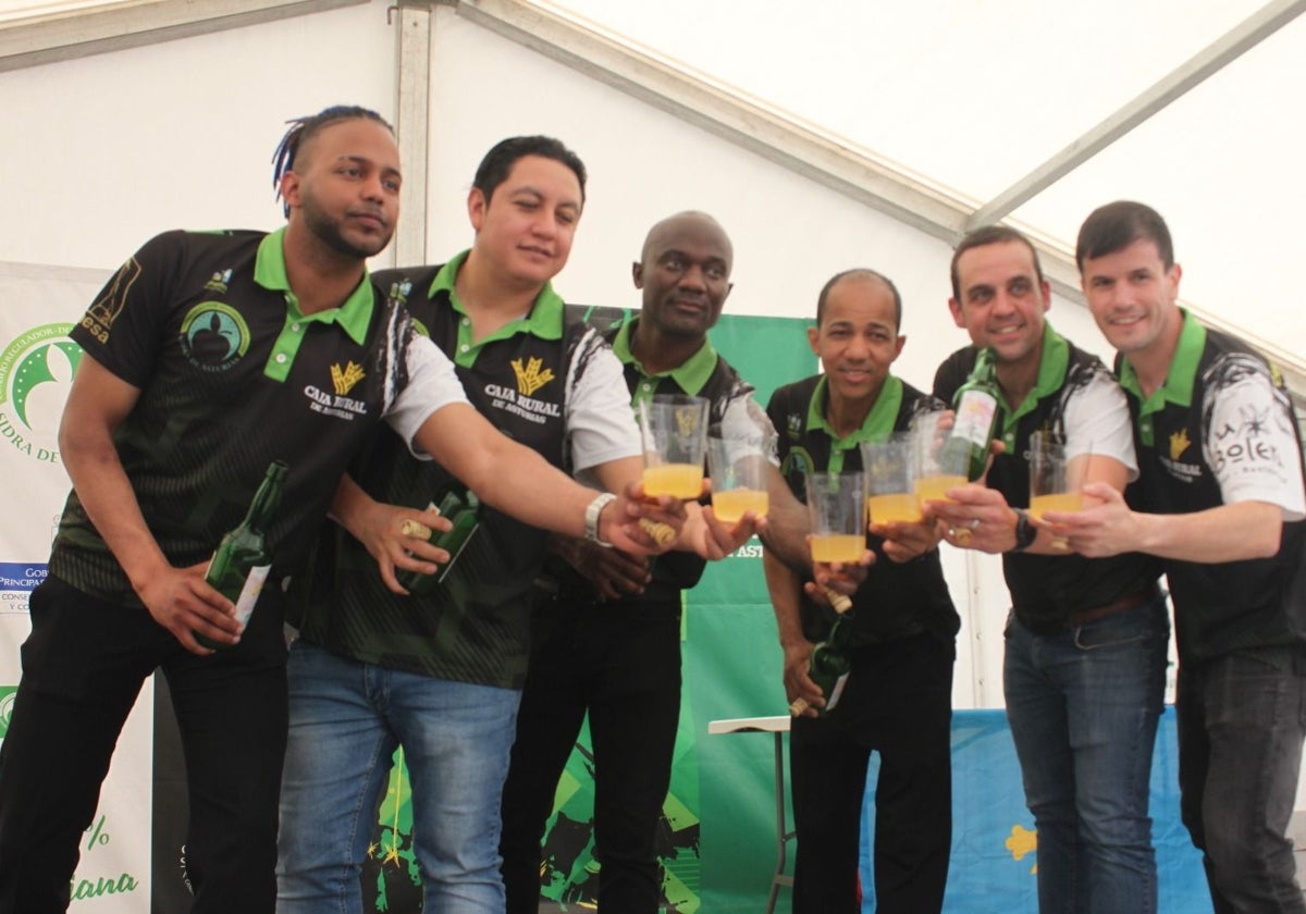 Los ganadores del Concurso de Escanciadores de Llanera, en las fiestas de San Isidro.