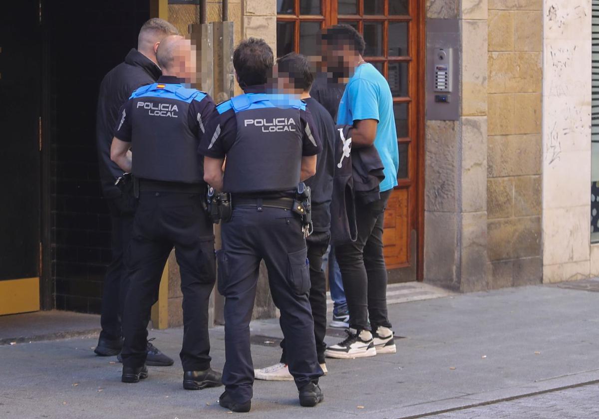Vecinos de la calle San Antonio, en Gijón, en pie de guerra por «las molestias de un 'after'»