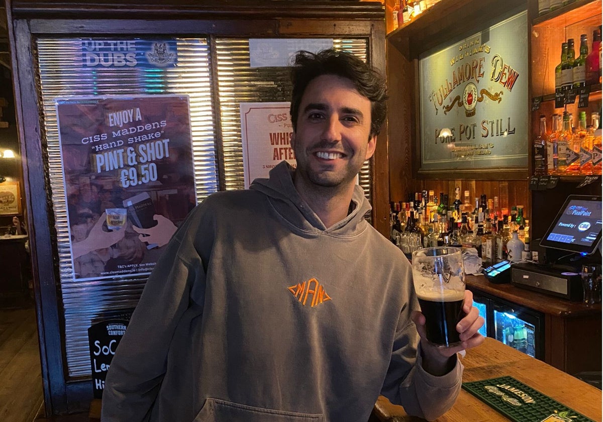 Santiago Merediz con una pinta de Guinness en un bar de Dublín.
