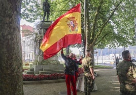 Así fue el arriado de la bandera de España en Avilés