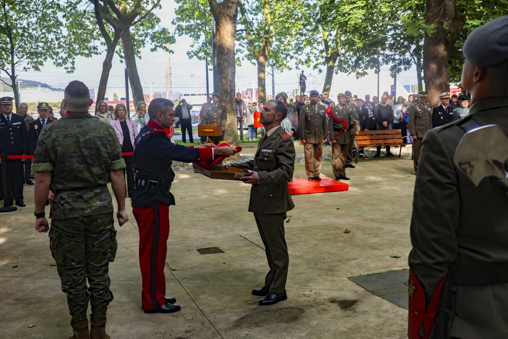 Así fue el arriado de la bandera de España en Avilés