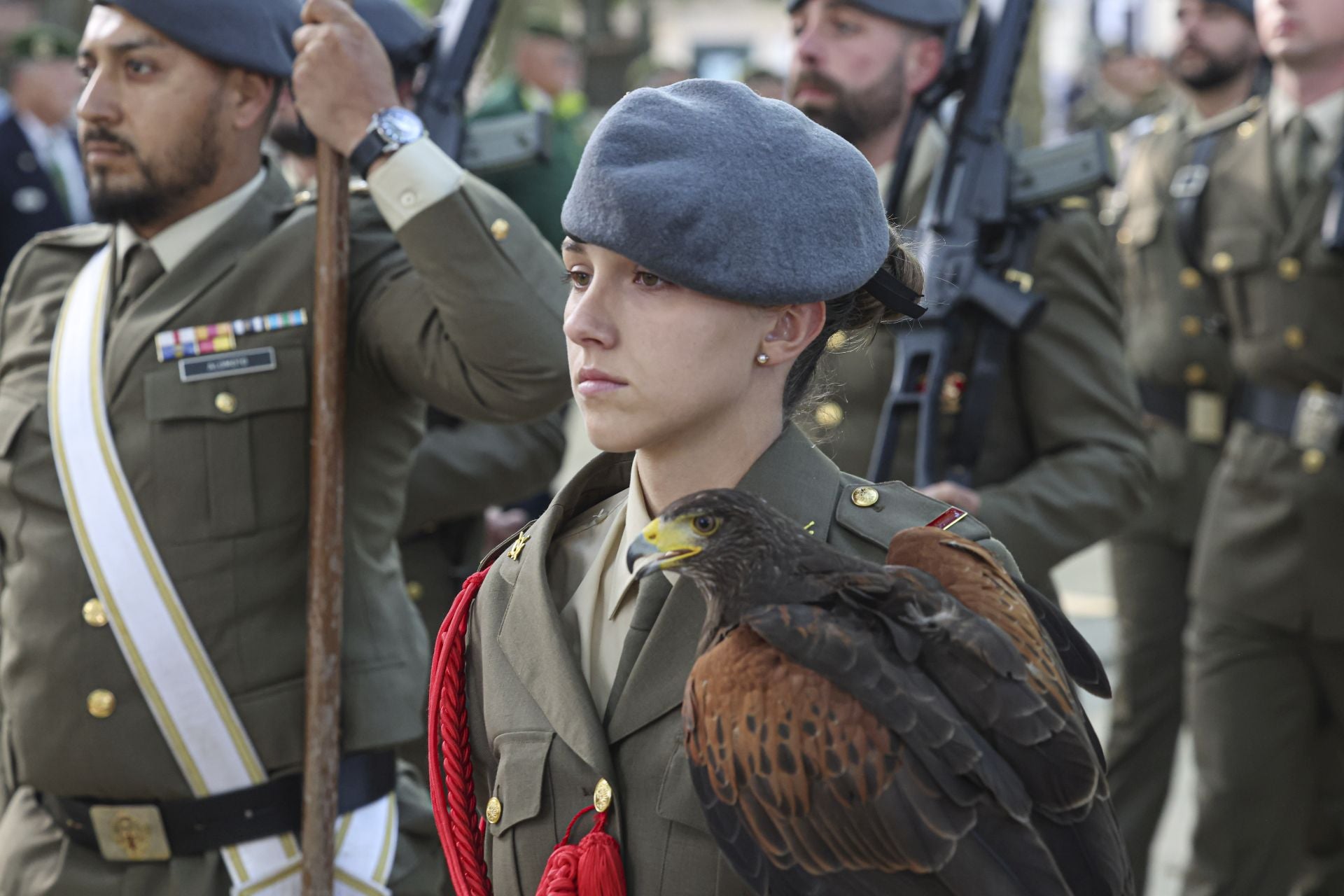 Así fue el arriado de la bandera de España en Avilés
