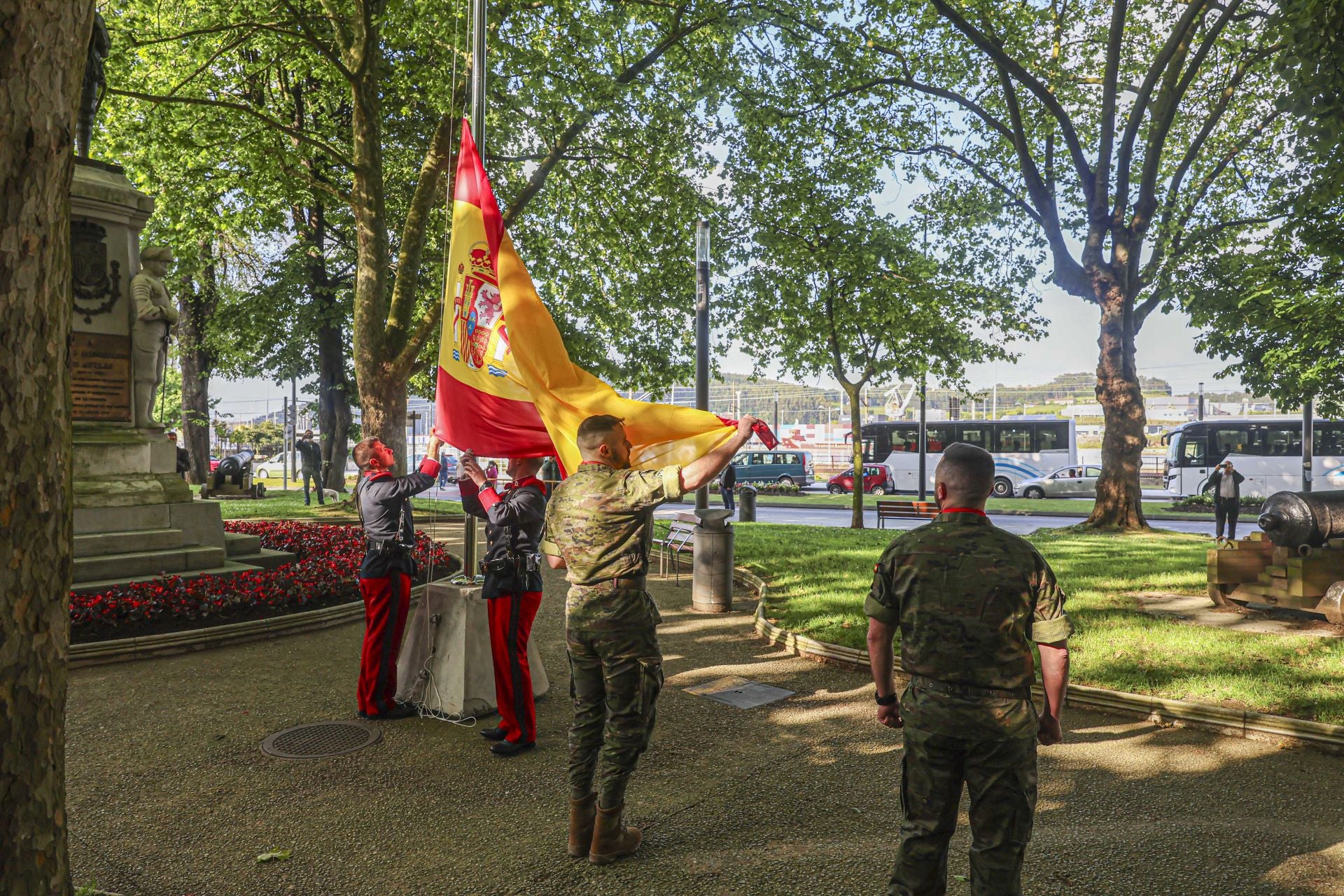 Así fue el arriado de la bandera de España en Avilés