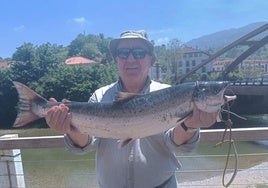 Jorge Pérez, con el salmón.