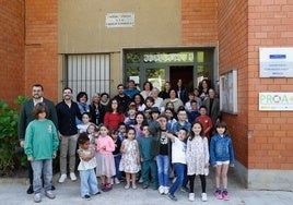 Barbón posa con la comunidad educativa del colegio público de Proaza en la celebración de sus 50º años de historia