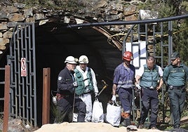 Técnicos y Guardia Civil en el acceso a la mina de Cerredo.