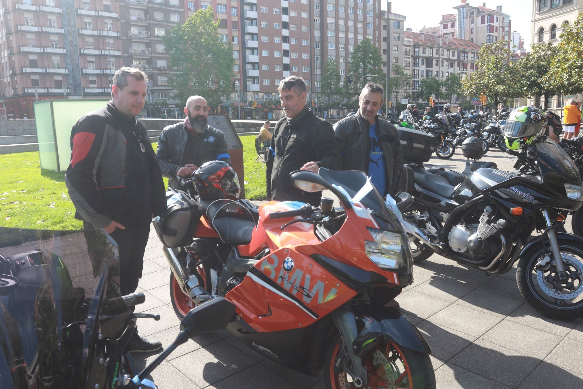Más de 500 motoristas marchan en Gijón a favor de la ELA