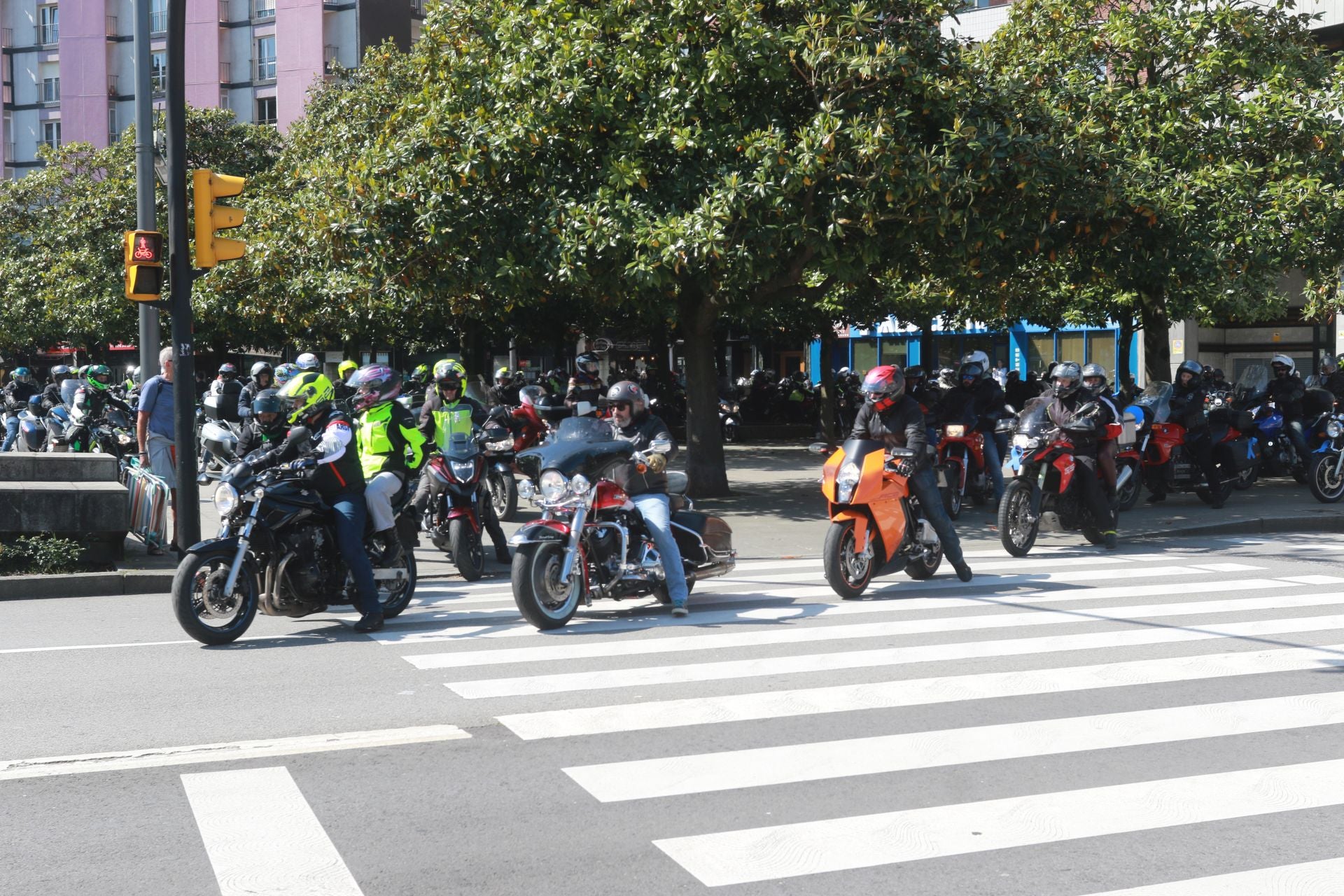 Más de 500 motoristas marchan en Gijón a favor de la ELA