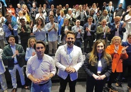 El presidente local del PP, Andrés Ruiz; el presidente regional, Álvaro Queipo, y la portavoz municipal del grupo, Ángela Pumariega, este sábado, en el auditorio del Bioparc Acuario de Gijón.