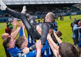 Luis Rueda, manteado por sus jugadores tras conseguir el ascenso a Segunda RFEF en mayo de 2021.
