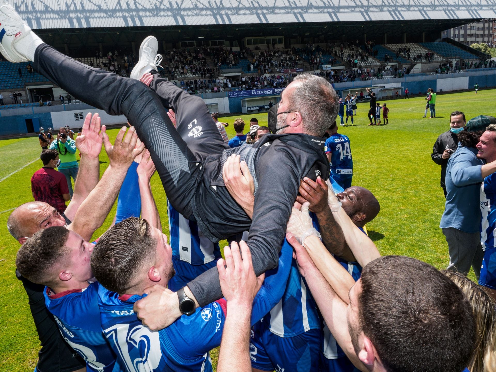 Luis Rueda, manteado por sus jugadores tras conseguir el ascenso a Segunda RFEF en mayo de 2021.